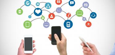 Personas accediendo a servicios desde varios dispositivos