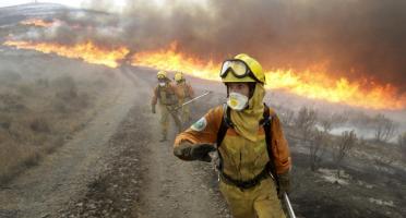 Imagen de una cuadrilla de extinción de incendios